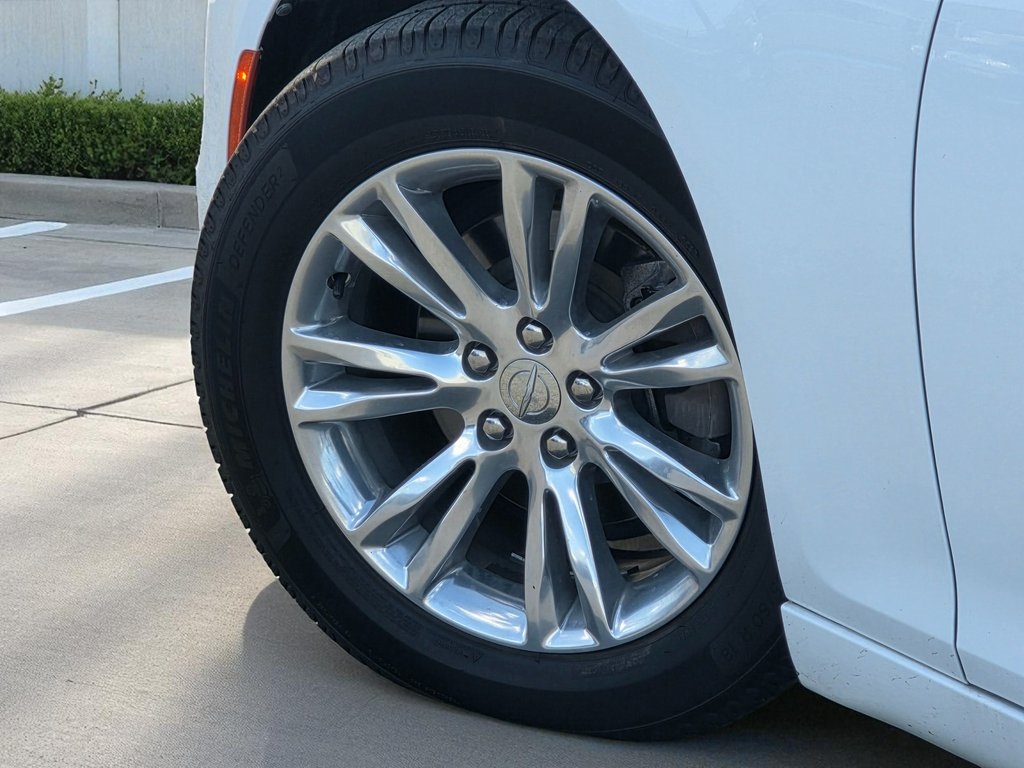 2017 Chrysler 300 C photo 2