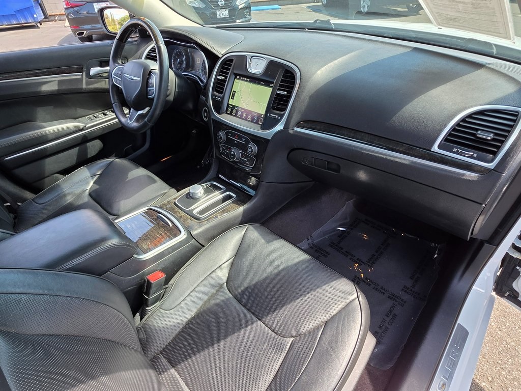 2017 Chrysler 300 C photo 3