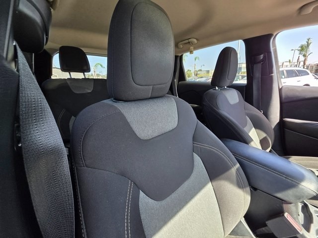2017 Jeep Cherokee Altitude photo 8