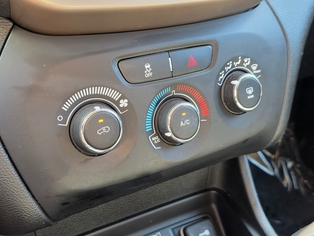 2017 Jeep Cherokee Altitude photo 23