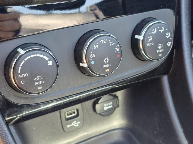 2014 Chrysler 200 S photo 32
