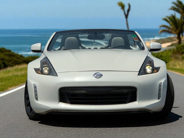 2015 Nissan 370Z Touring photo 3