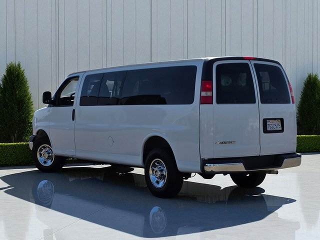 2015 Chevrolet Express 3500 LT Passenger Van photo 4