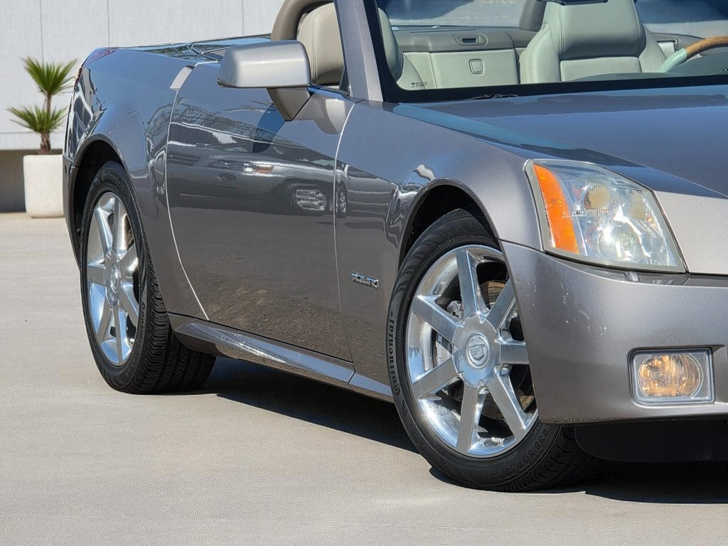 2004 Cadillac XLR photo 2