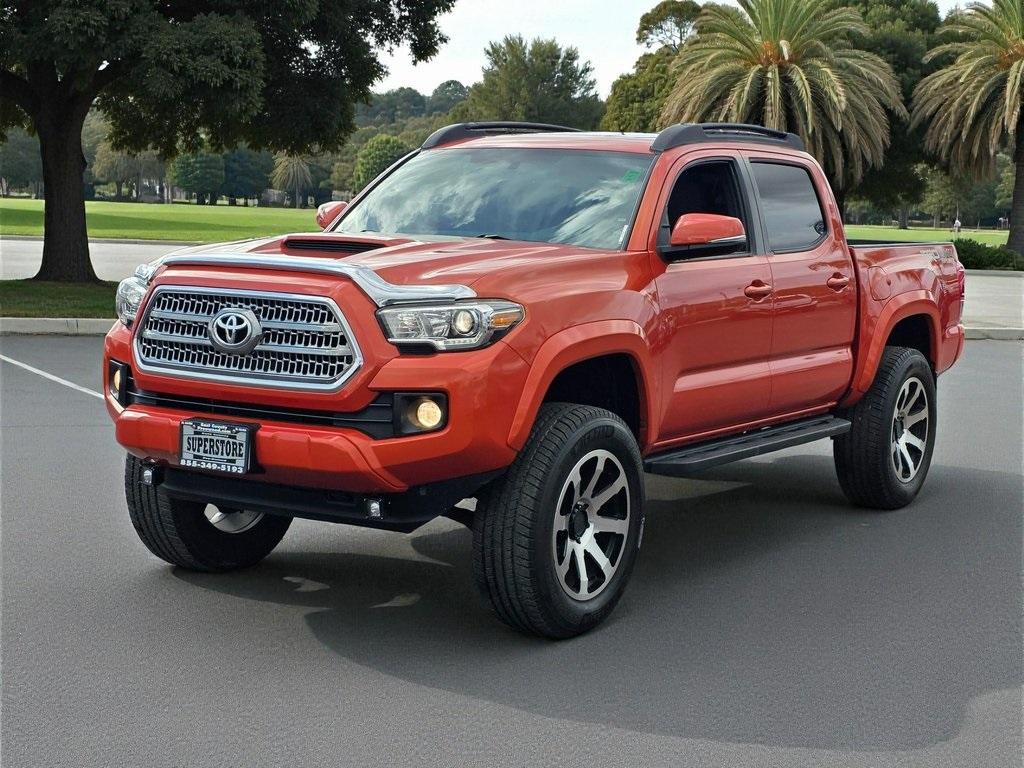 2017 Toyota Tacoma TRD Sport photo 3