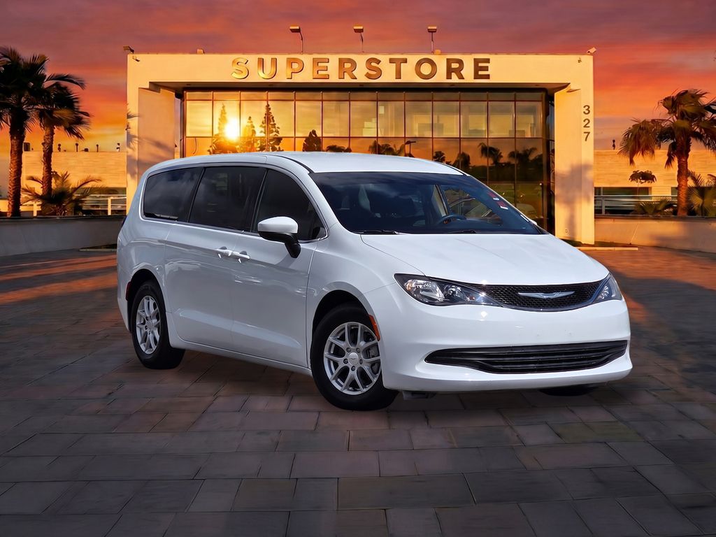 2017 Chrysler Pacifica LX's photo