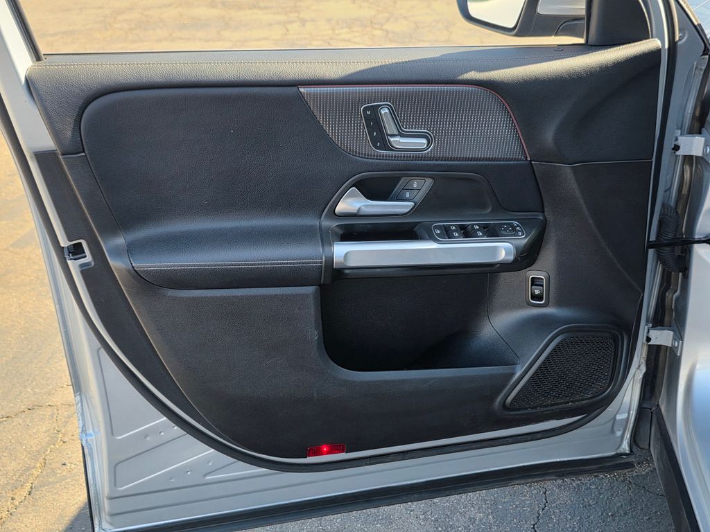 Photo 25 of this Mercedes-Benz GLB 250