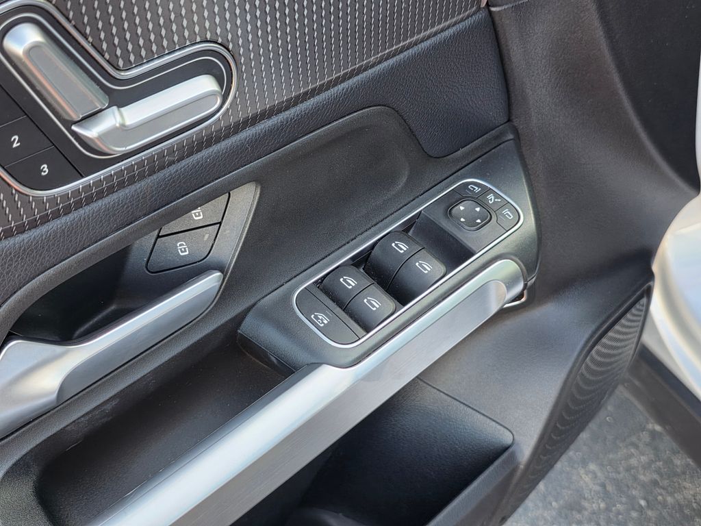Photo 26 of this Mercedes-Benz GLB 250