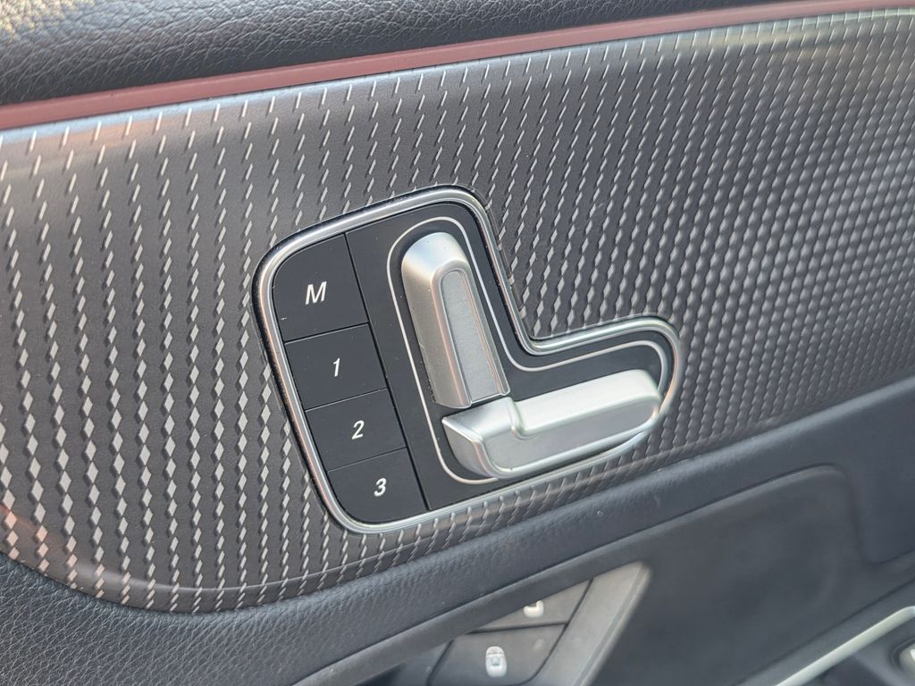 Photo 27 of this Mercedes-Benz GLB 250