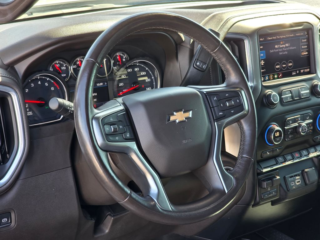 Photo 16 of this Chevrolet Silverado 1500
