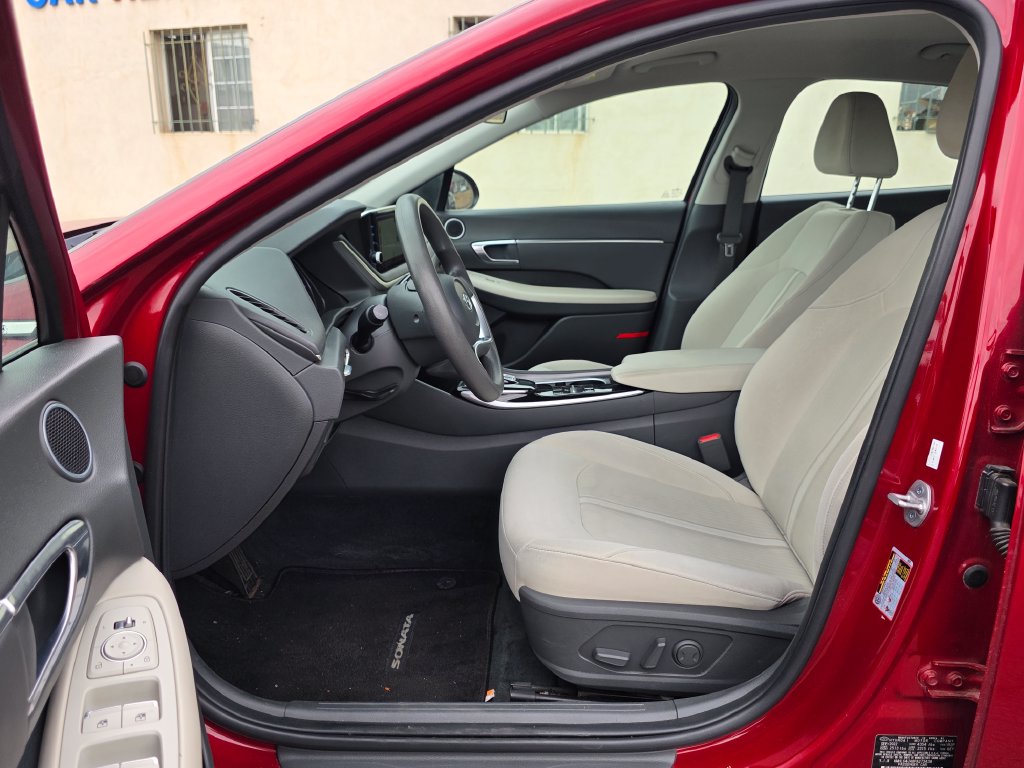 Photo 15 of this Hyundai Sonata