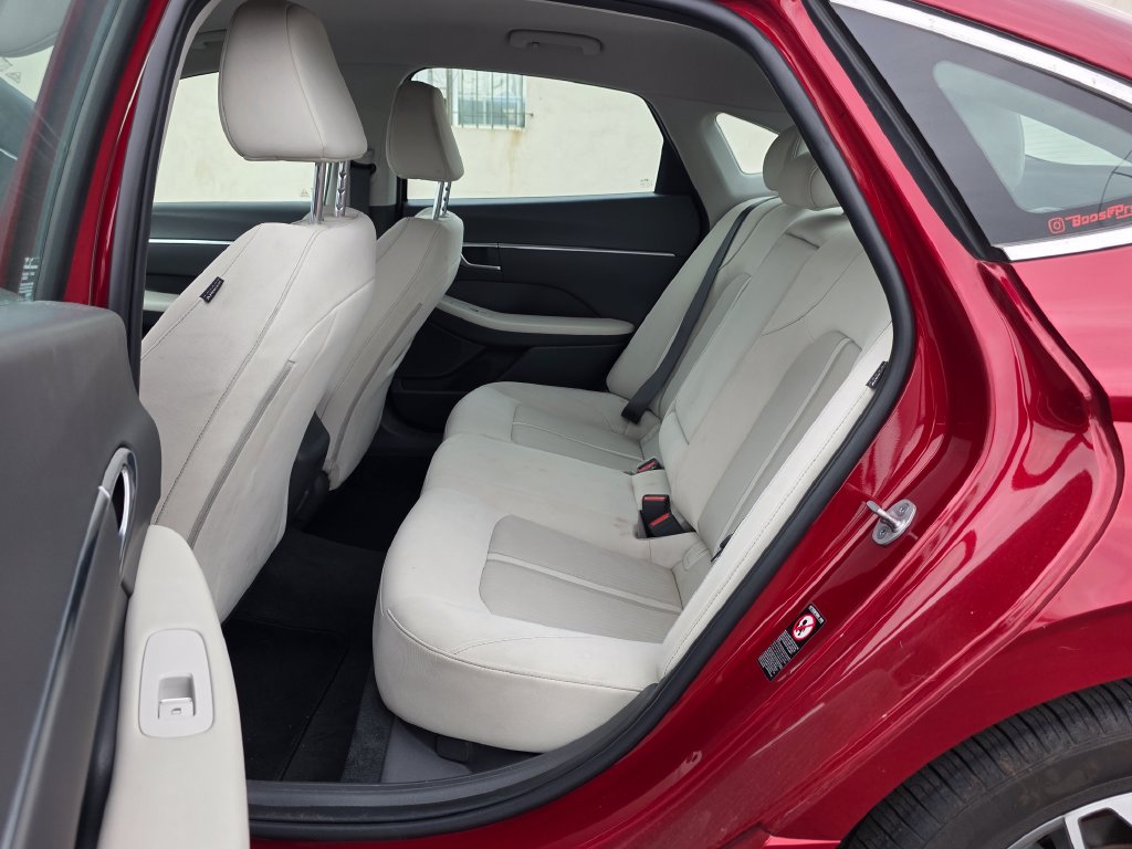 Photo 17 of this Hyundai Sonata
