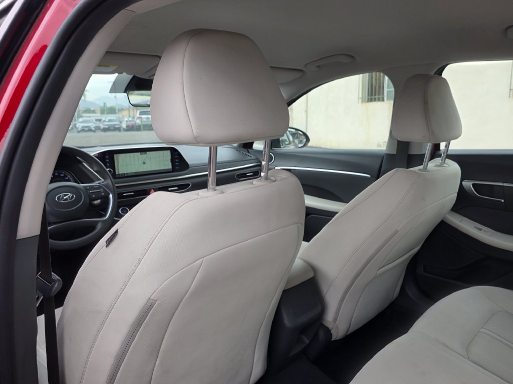 Photo 18 of this Hyundai Sonata