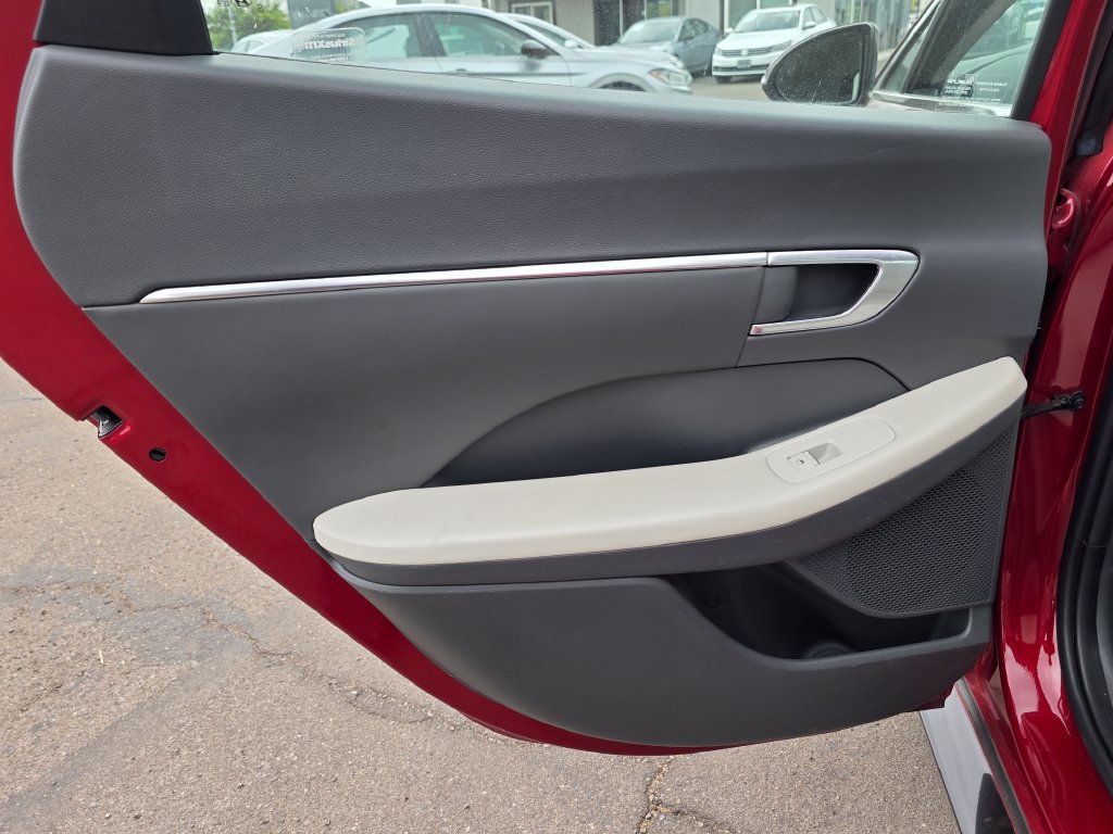 Photo 19 of this Hyundai Sonata