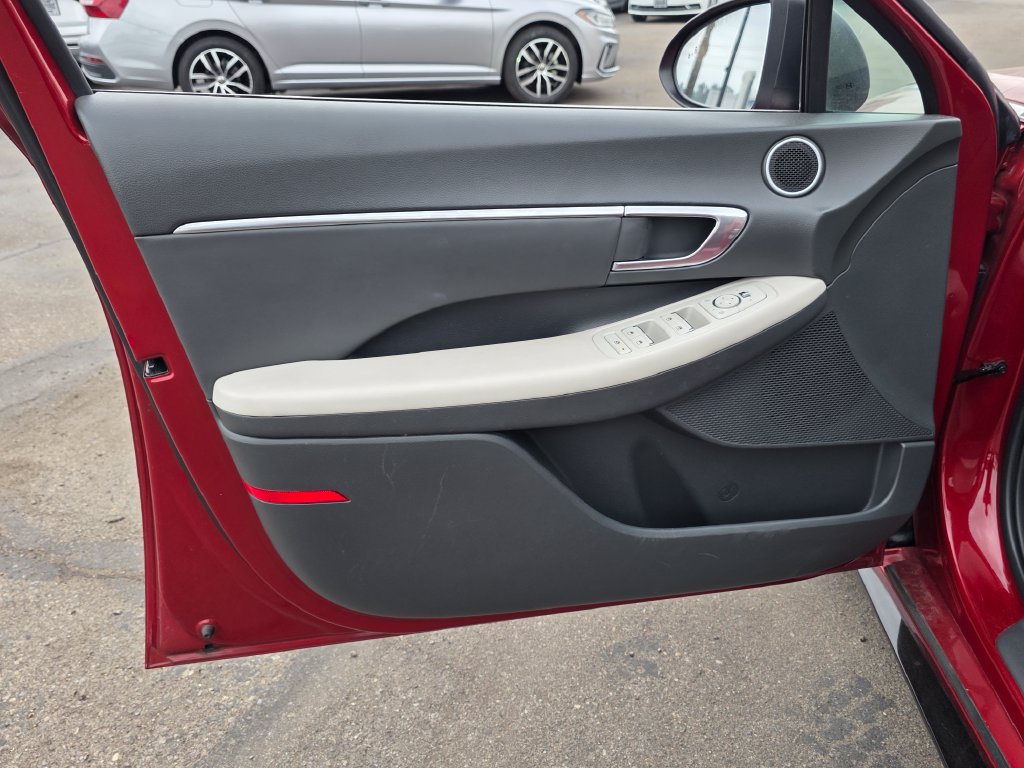 Photo 20 of this Hyundai Sonata