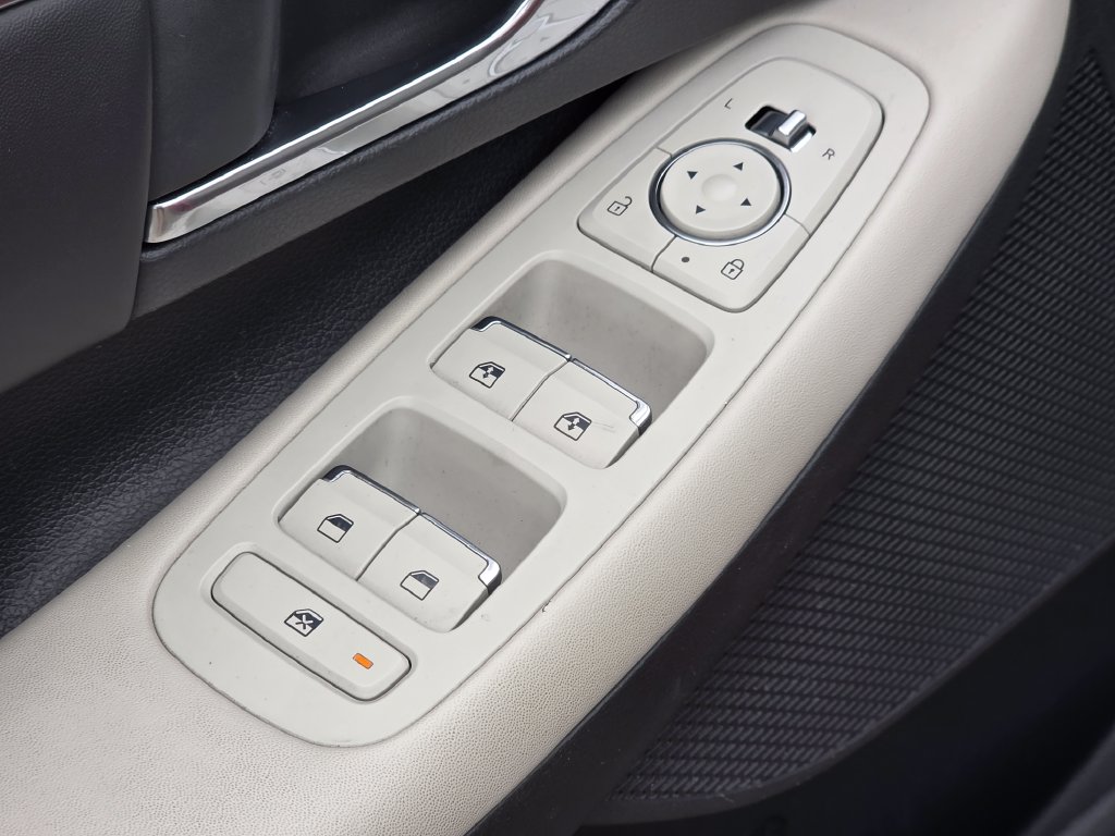 Photo 21 of this Hyundai Sonata
