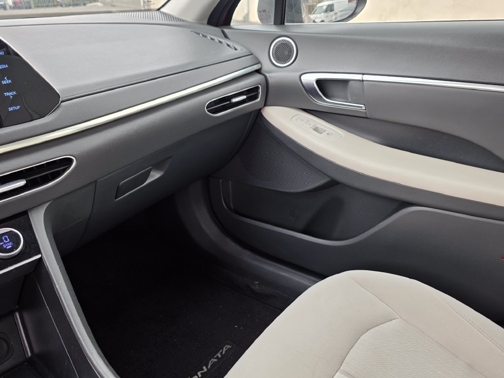 Photo 29 of this Hyundai Sonata