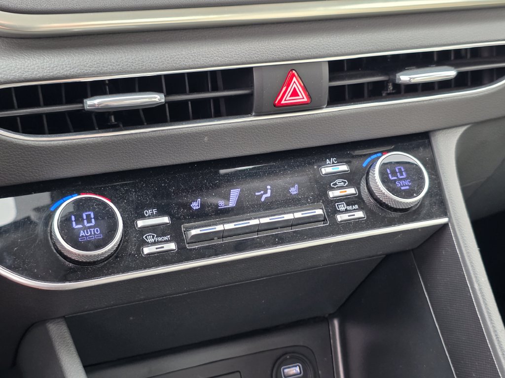 Photo 32 of this Hyundai Sonata
