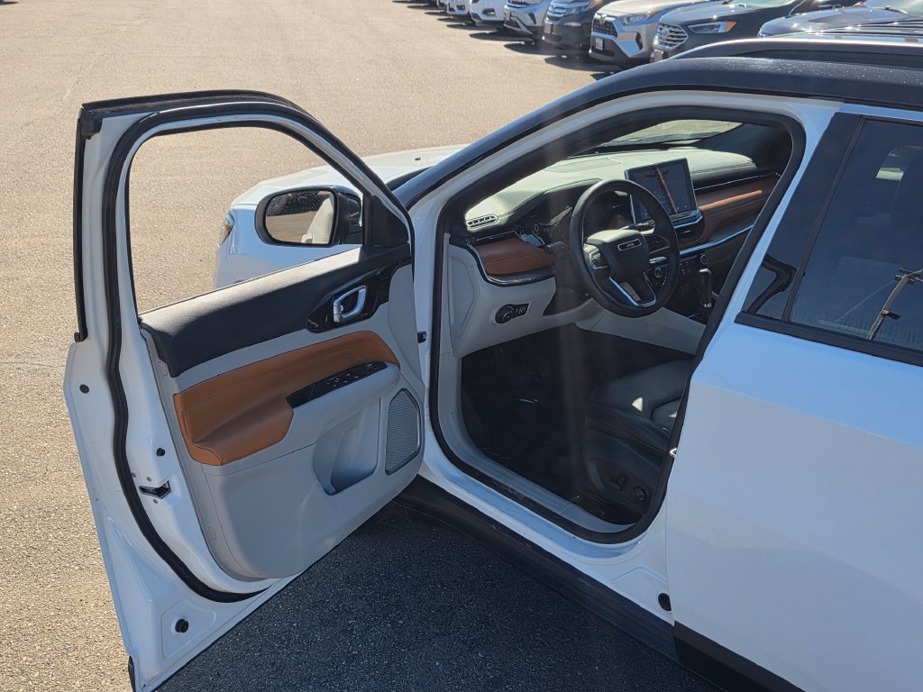 Photo 46 of this Jeep Compass