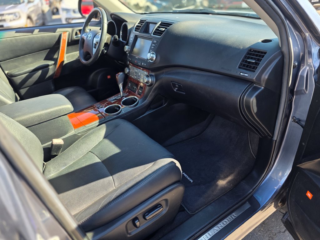 Photo 6 of this Toyota Highlander