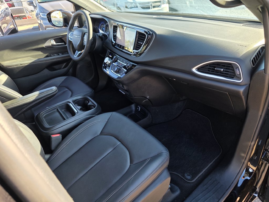 Photo 6 of this Chrysler Pacifica