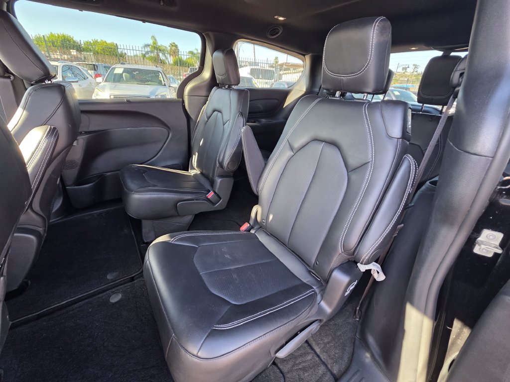 Photo 12 of this Chrysler Pacifica