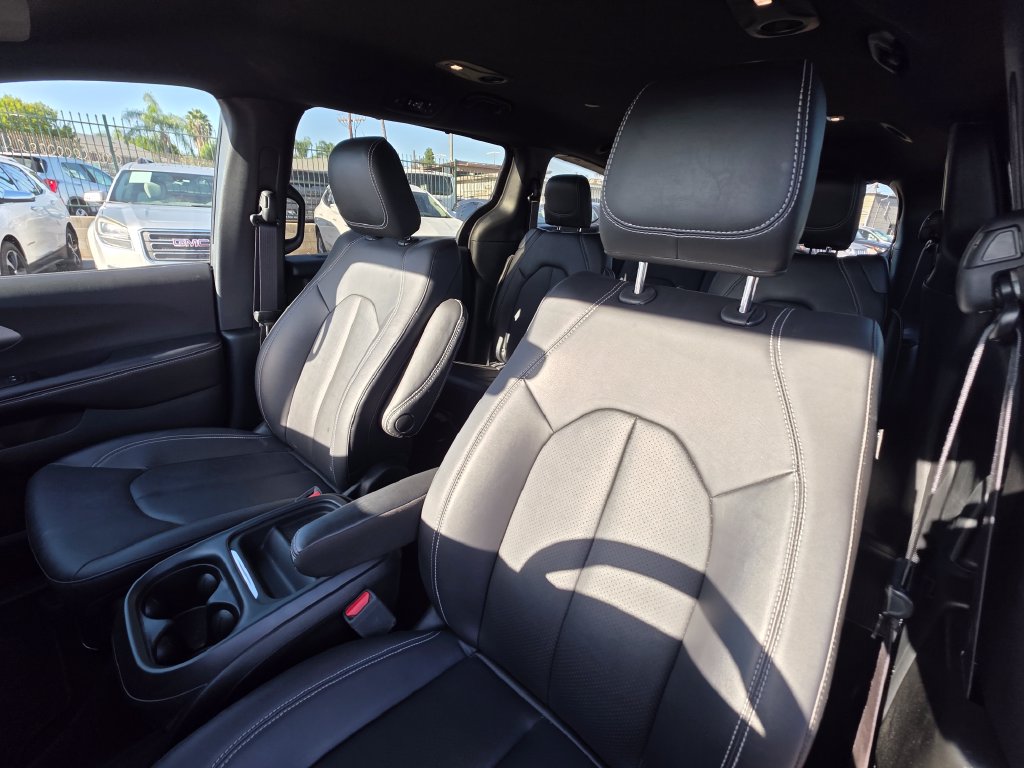 Photo 11 of this Chrysler Pacifica