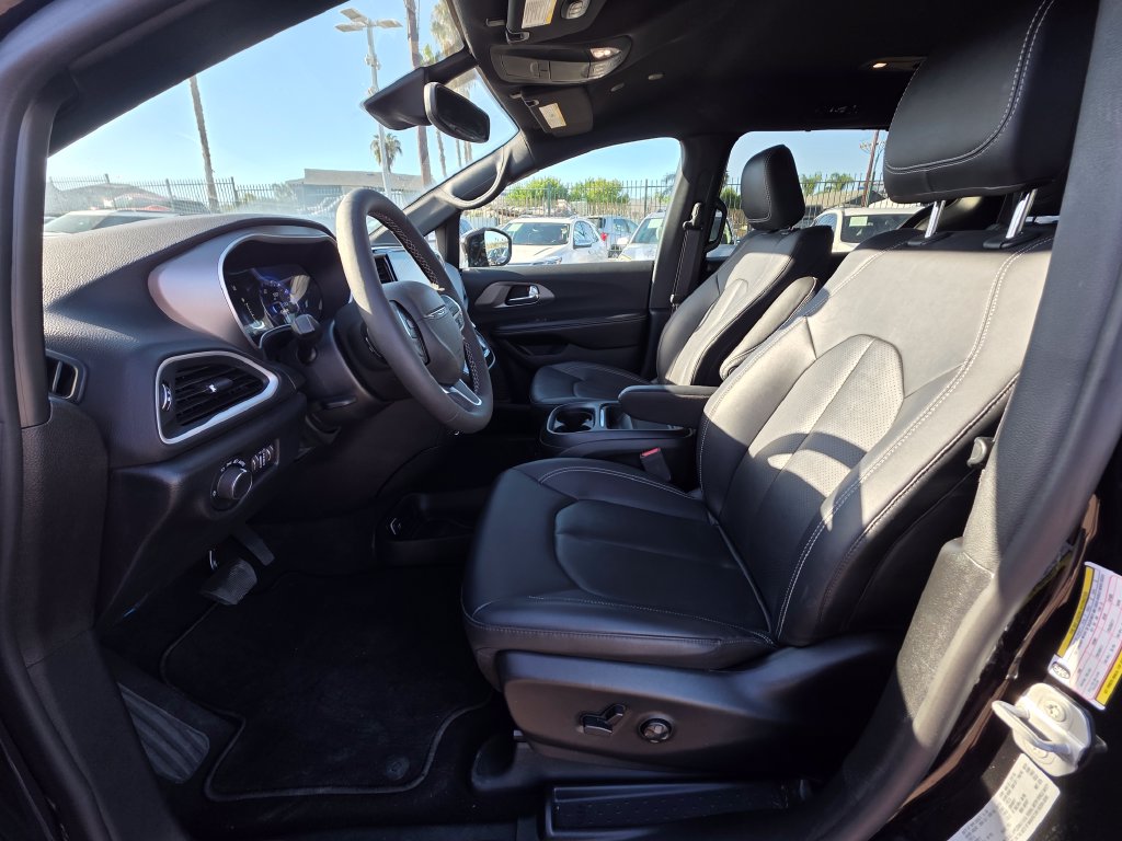 Photo 10 of this Chrysler Pacifica