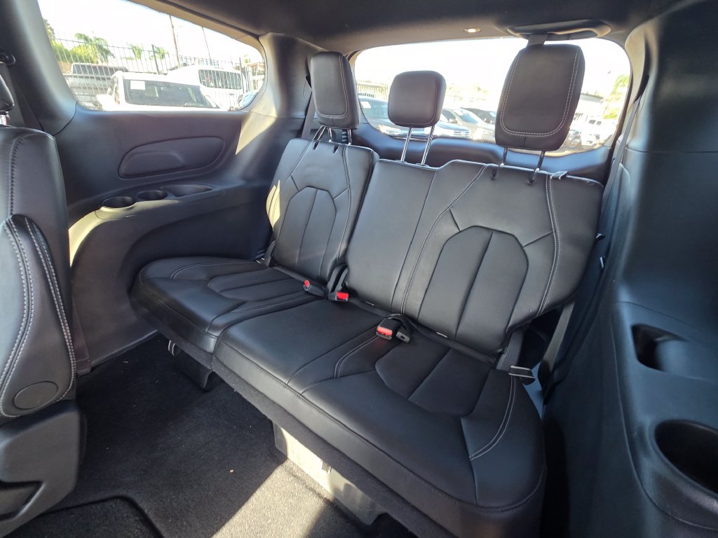 Photo 13 of this Chrysler Pacifica