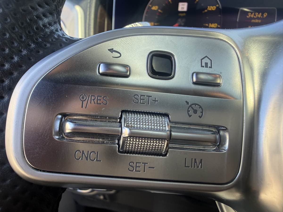 Photo 9 of this Mercedes-Benz G 550
