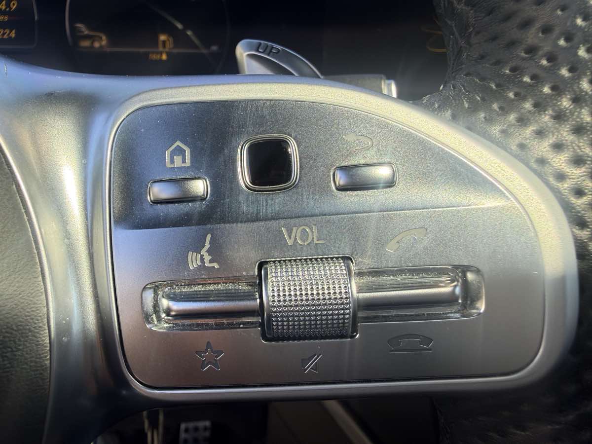 Photo 10 of this Mercedes-Benz G 550