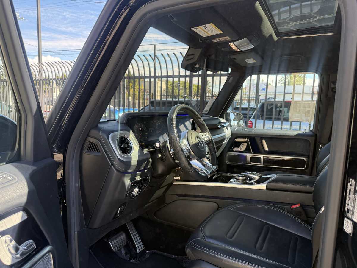 Photo 17 of this Mercedes-Benz G 550