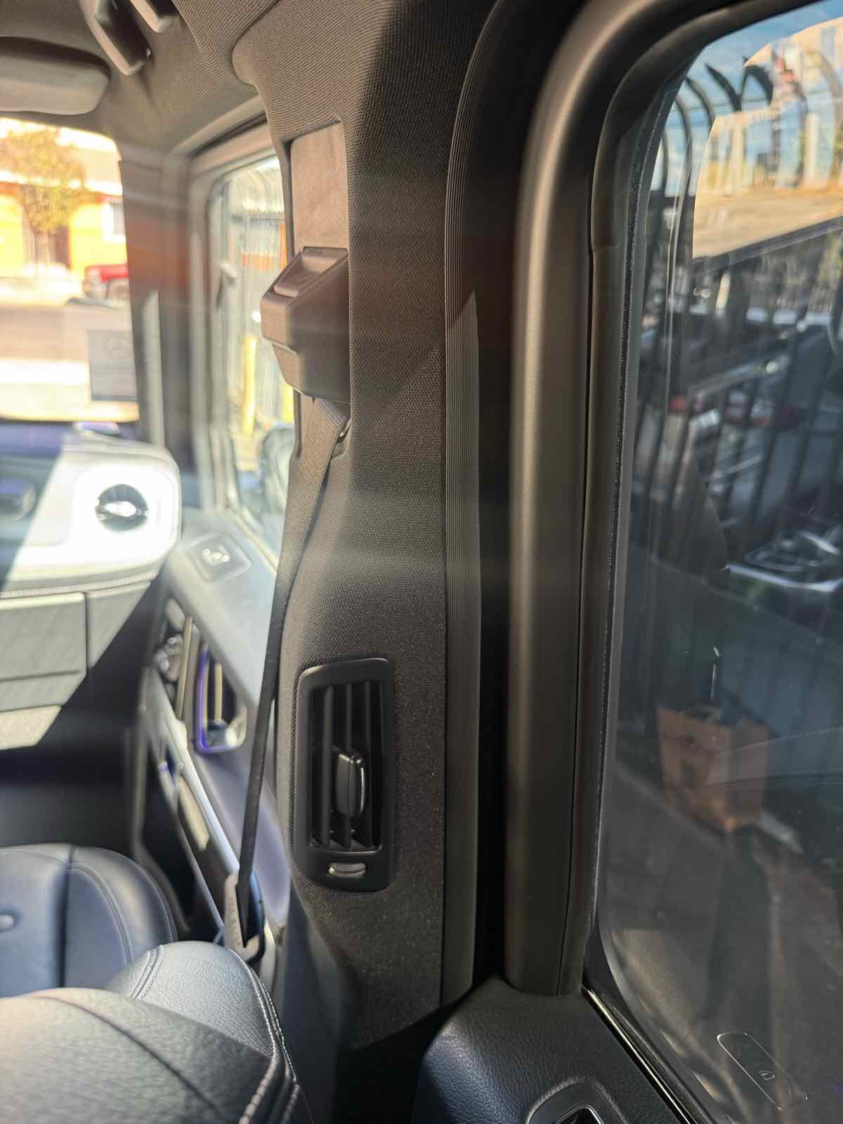 Photo 24 of this Mercedes-Benz G 550