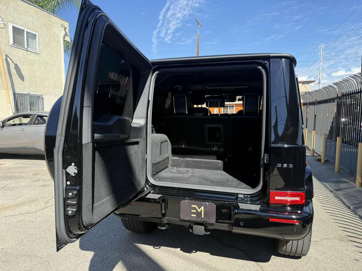 Photo 25 of this Mercedes-Benz G 550