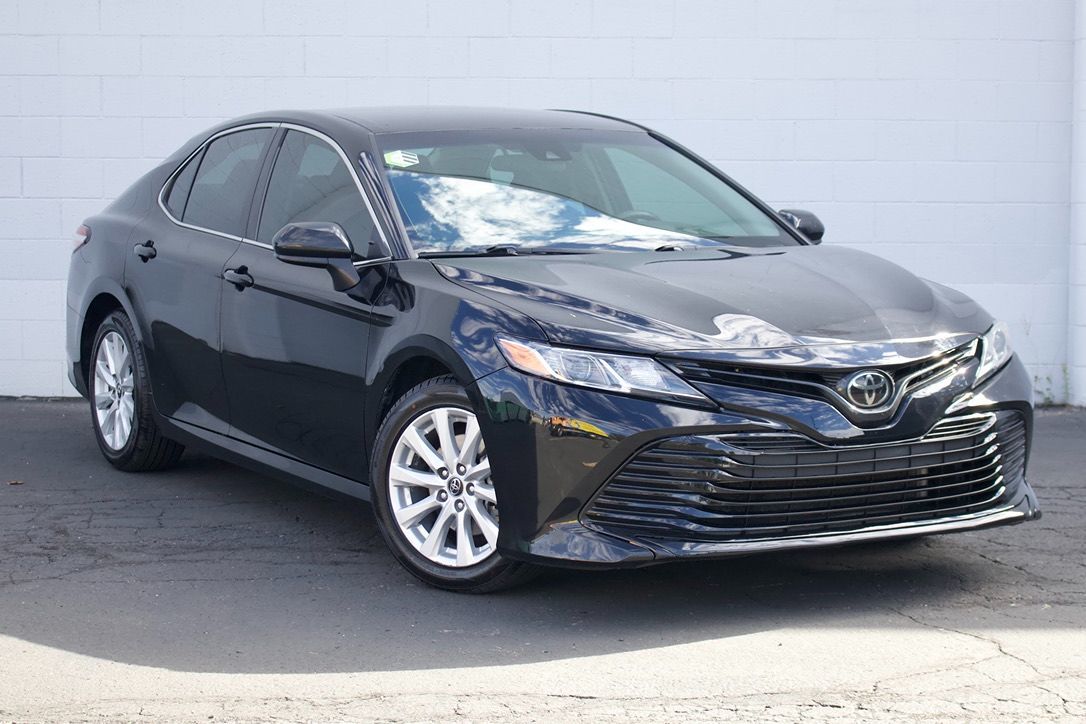 Toyota Camry photo 2