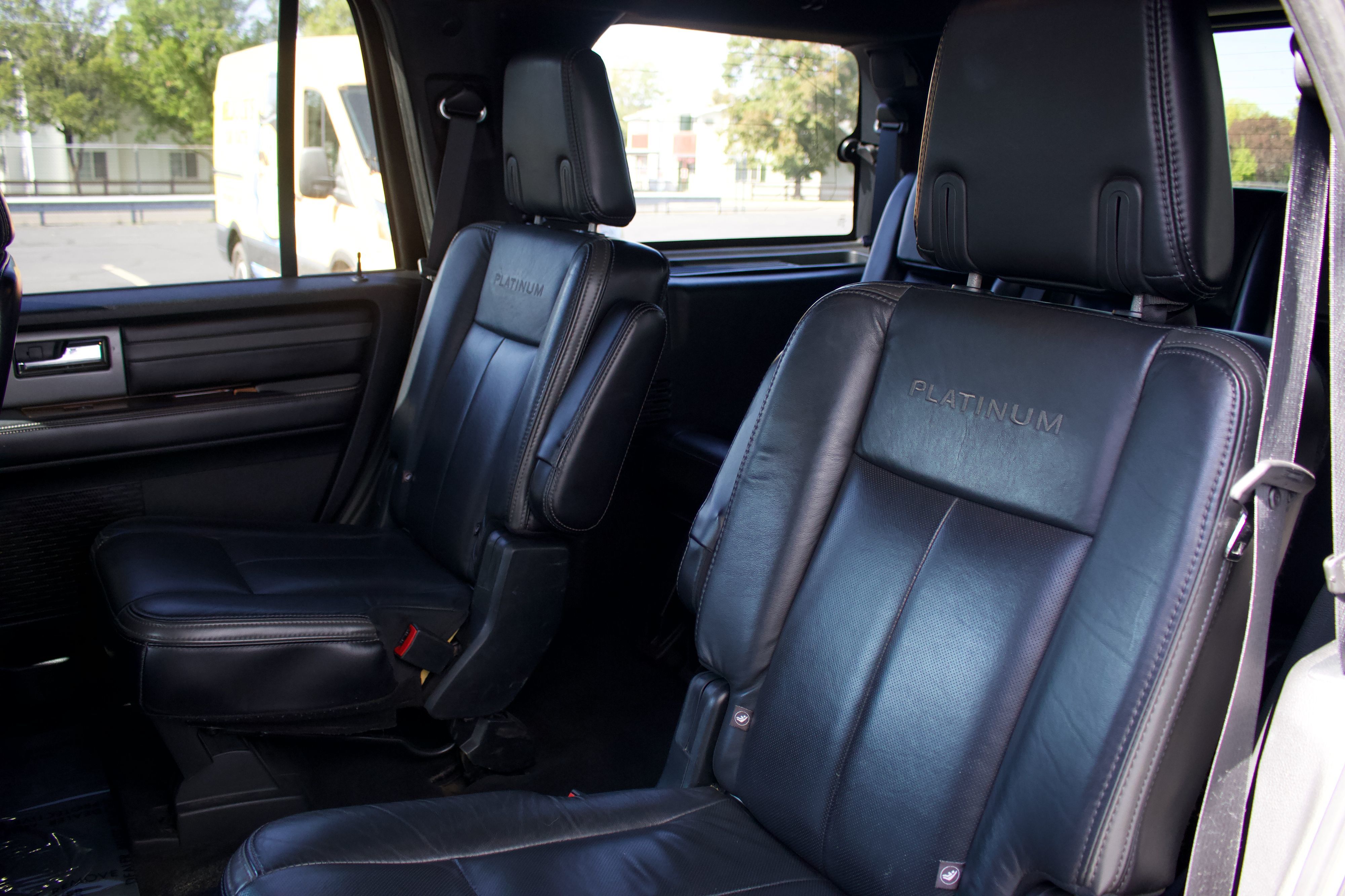 Photo 32 of this Ford Expedition