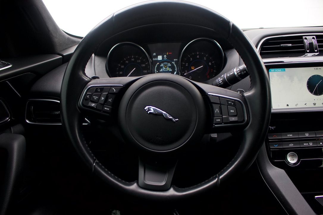 Jaguar F-PACE photo 8