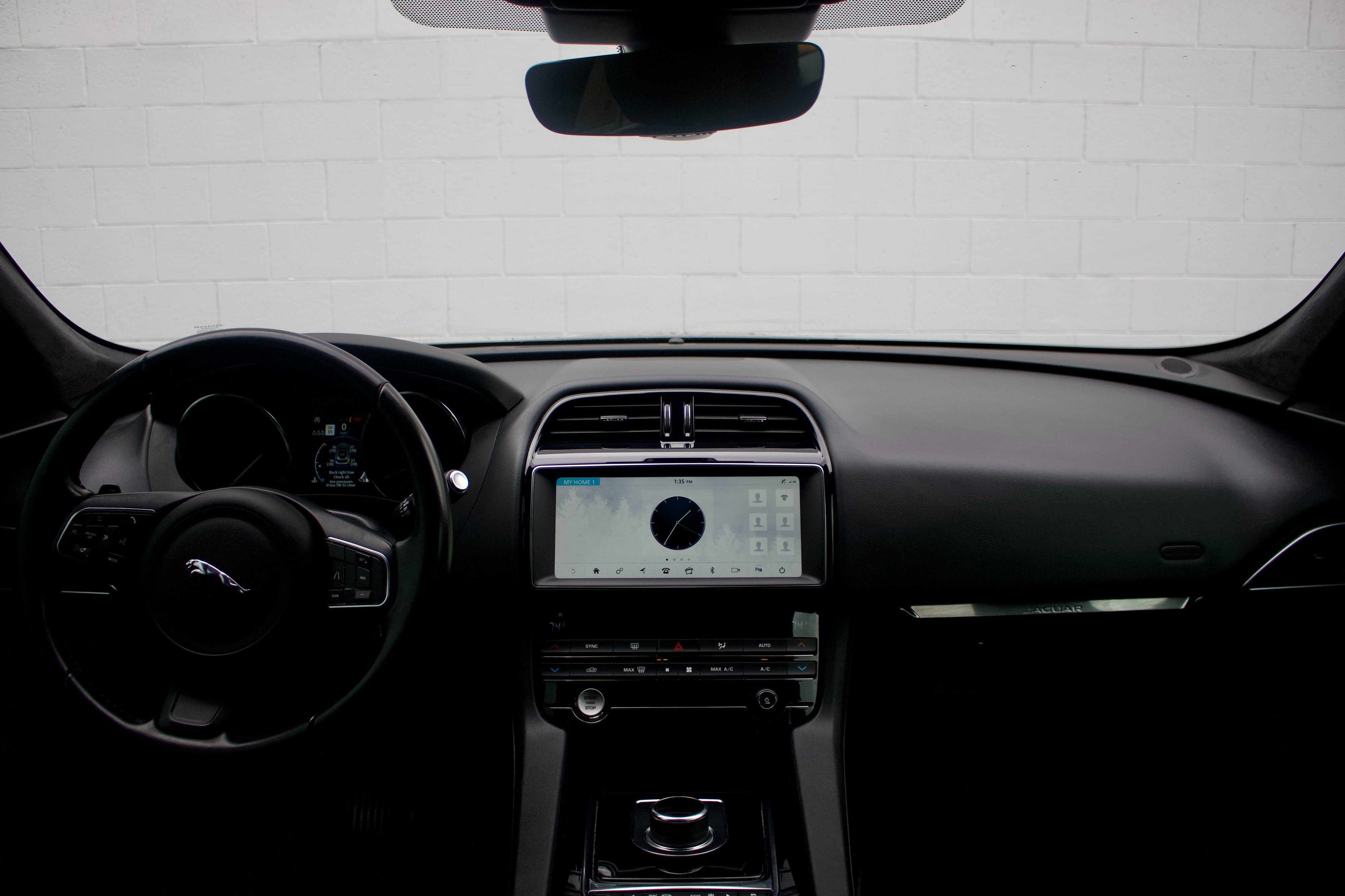 Jaguar F-PACE photo 7
