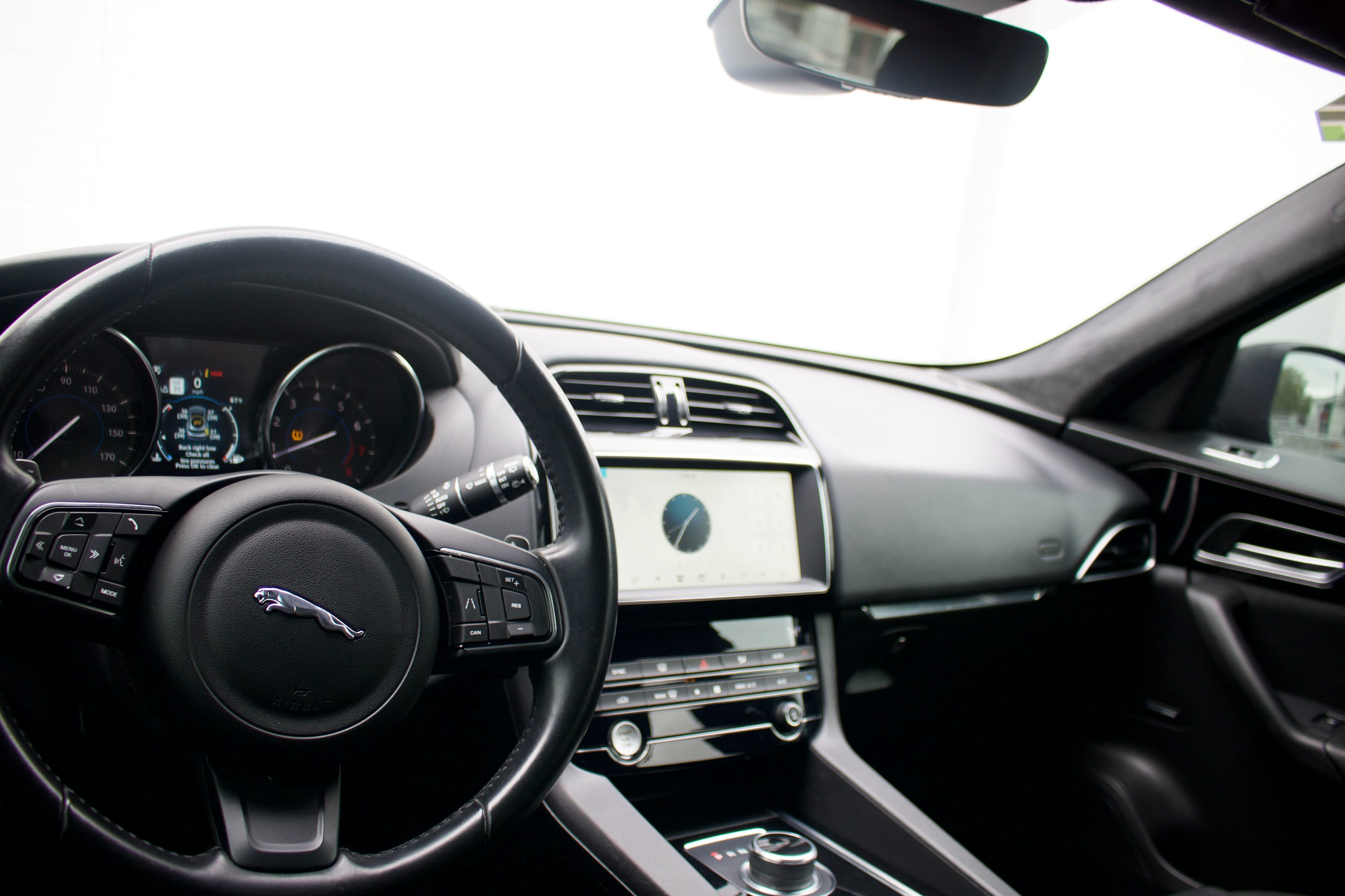 Jaguar F-PACE photo 23
