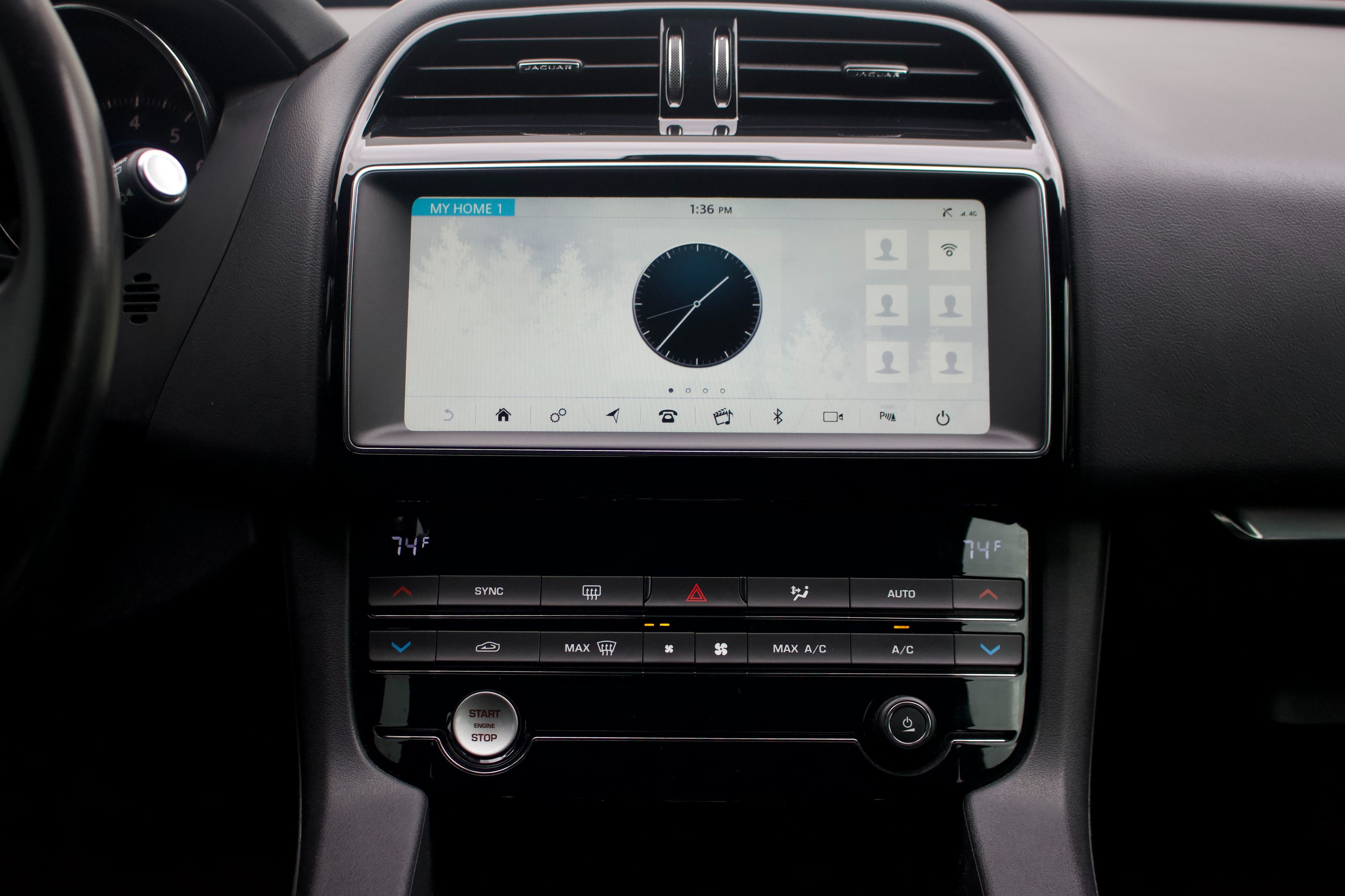 Jaguar F-PACE photo 28