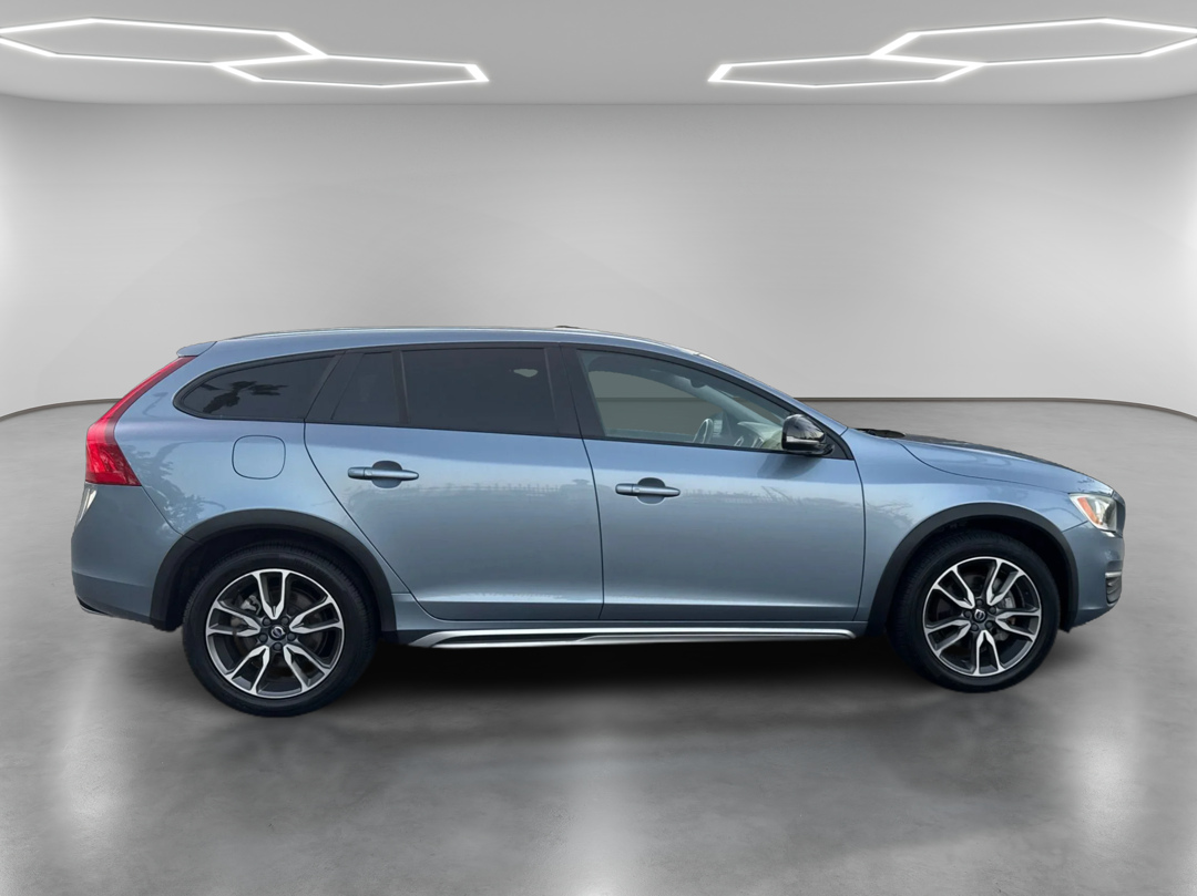 2017 Volvo V60 Base - Photo 7