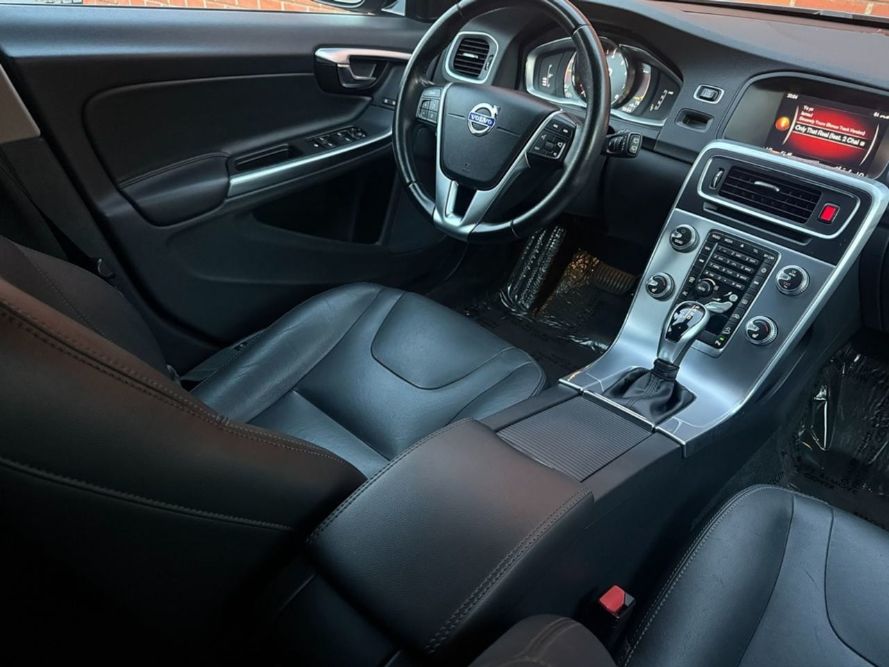 2017 Volvo V60 Base - Photo 11