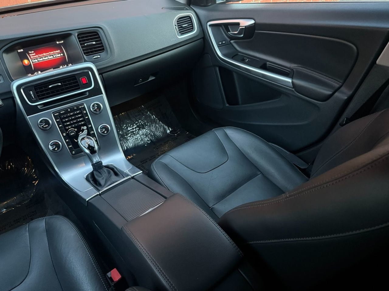 2017 Volvo V60 Base - Photo 12