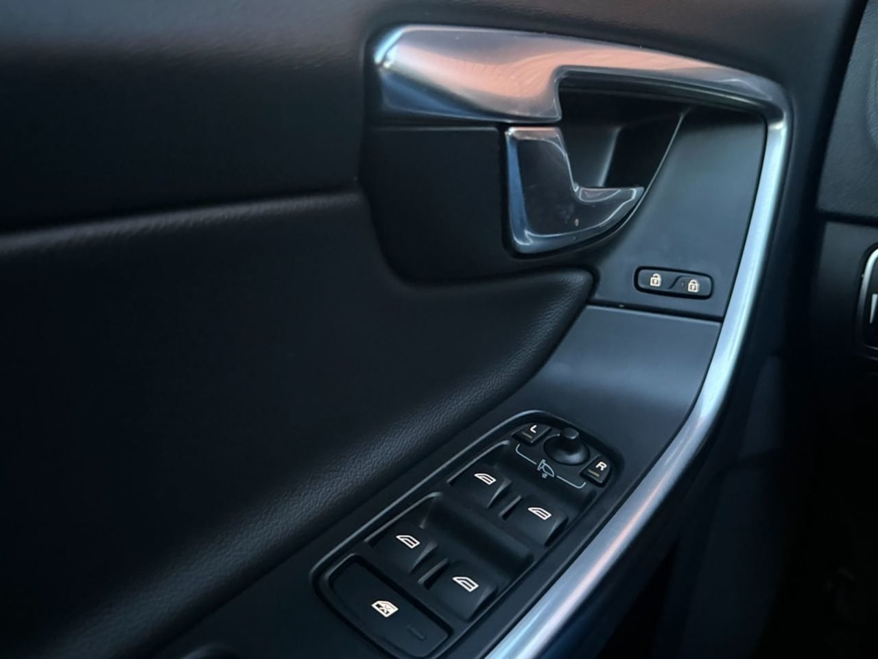2017 Volvo V60 Base - Photo 16