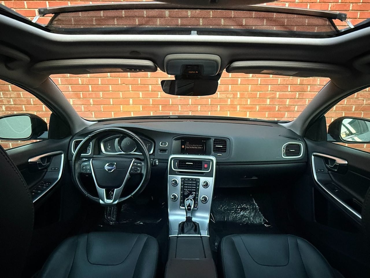 2017 Volvo V60 Base - Photo 37