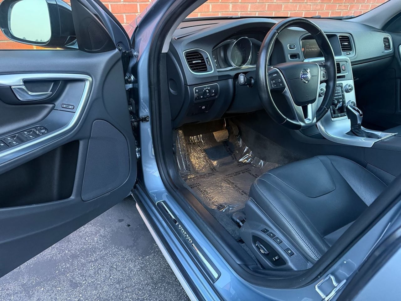 2017 Volvo V60 Base - Photo 29