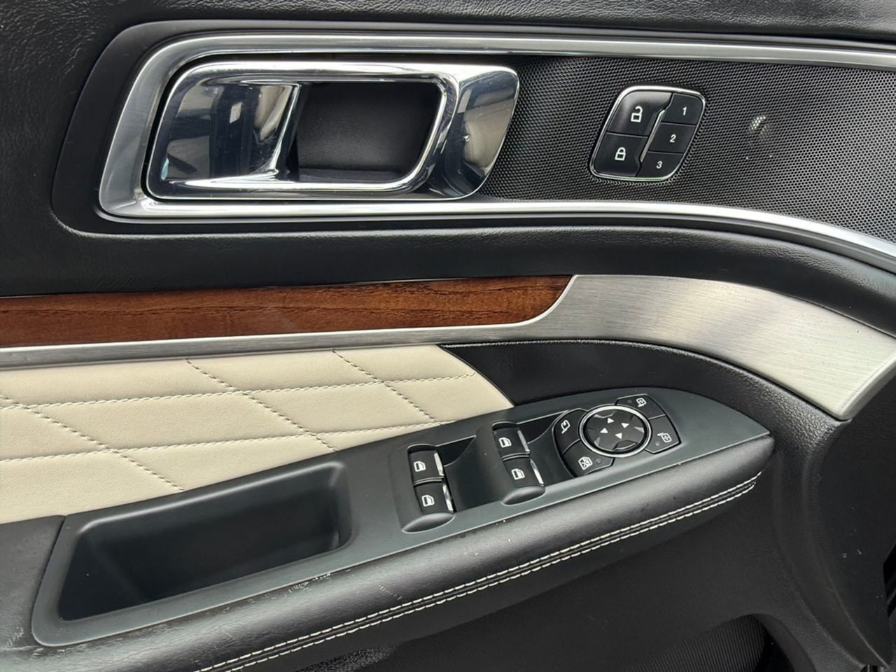 2016 Ford Explorer Platinum - Photo 17