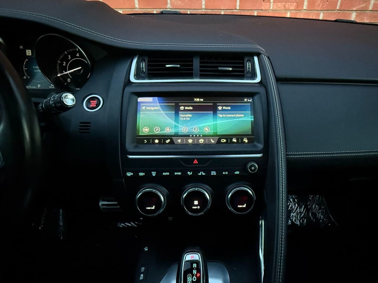 Jaguar E-PACE photo 52