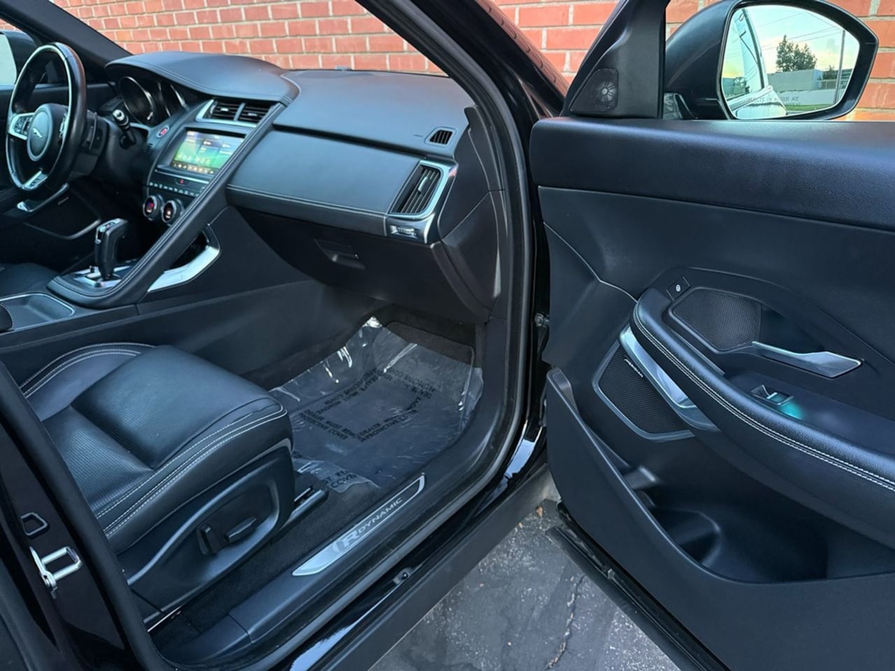 Jaguar E-PACE photo 35