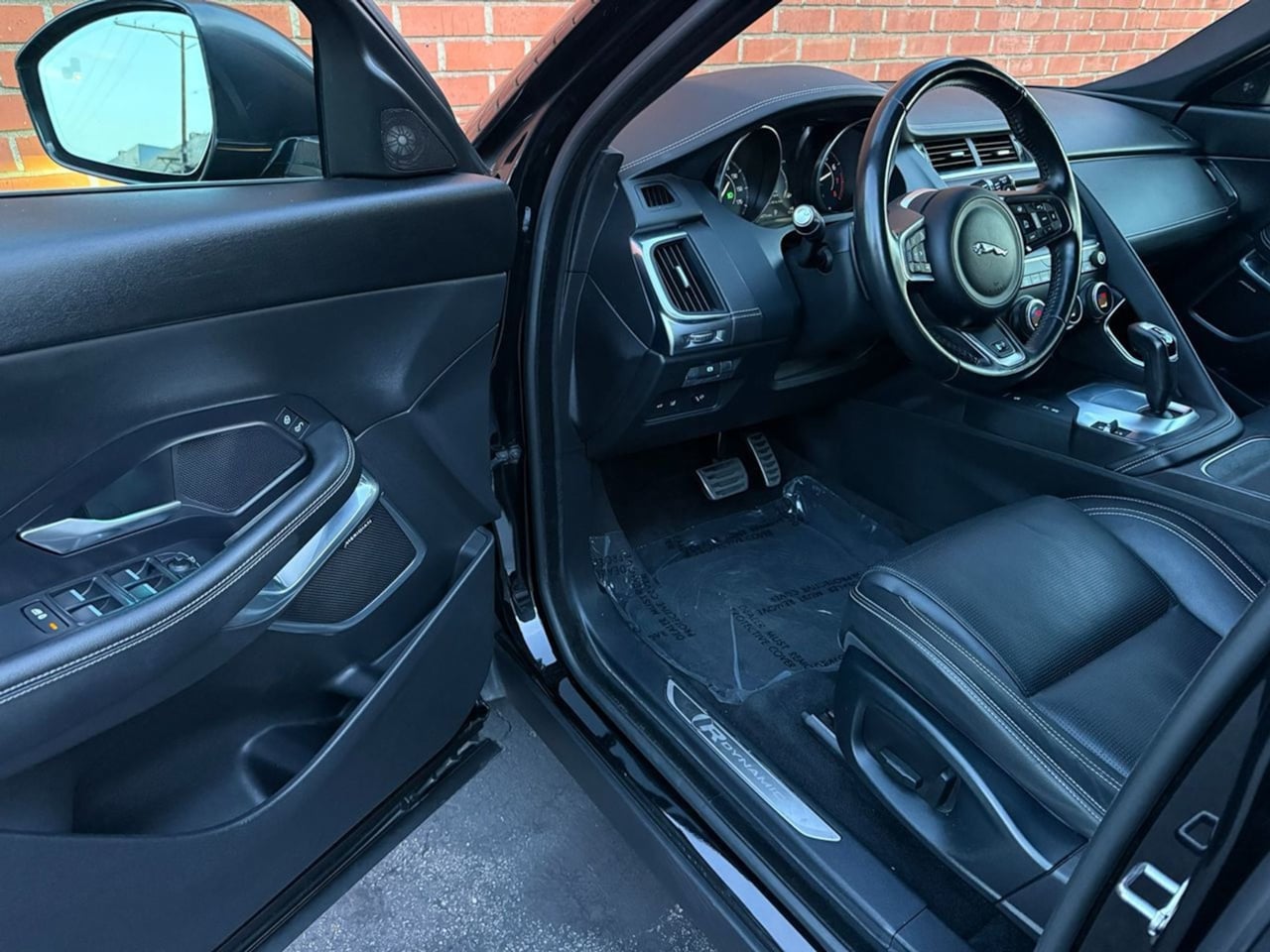 Jaguar E-PACE photo 36